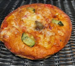 カラフル野菜のピザ（8種の穀物入り）