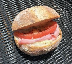 ライ麦パンのトマト＆ハムサンド