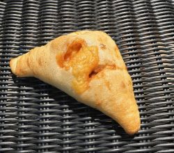 チーズとチリのスパイシーカルツォーネ