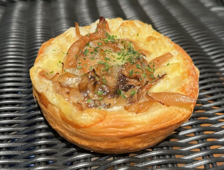 きのことオニオンのデニッシュ