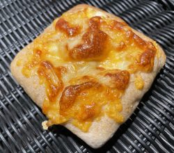 クワトロチーズの もち麦フォカッチャ