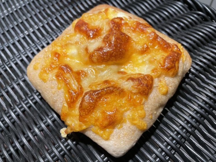 クワトロチーズの もち麦フォカッチャ