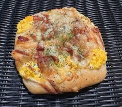 照り焼きチキンとたまごのフォカッチャ