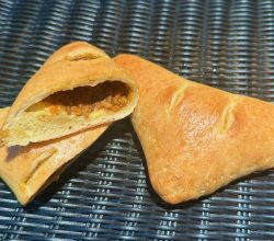 キーマカレーとチーズの カルツォーネ