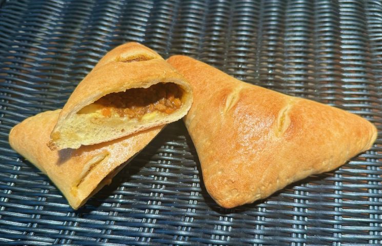 キーマカレーとチーズの カルツォーネ