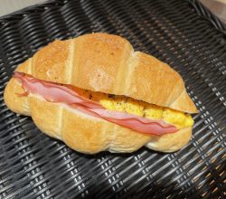 ハムとたまごの 塩パンサンド