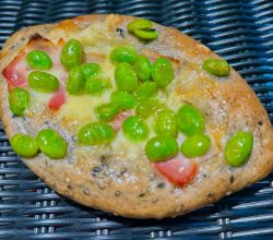 黒ごまパンの枝豆チーズ
