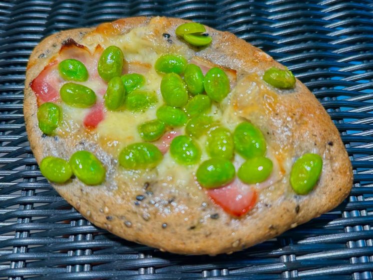 黒ごまパンの枝豆チーズ