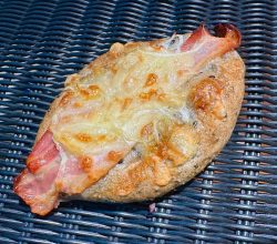 カリカリベーコンと オニオンの黒ごまパン