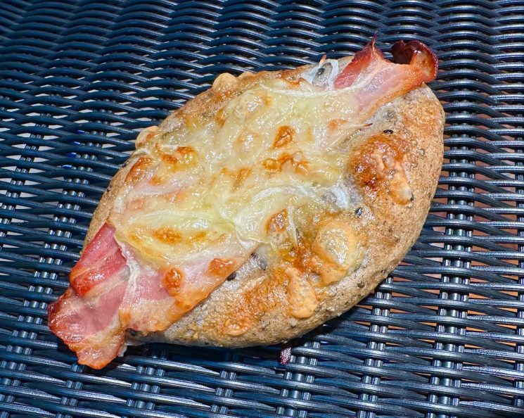 カリカリベーコンと オニオンの黒ごまパン