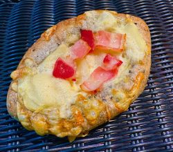 ほっくりポテトとベーコンの黒ごまパン