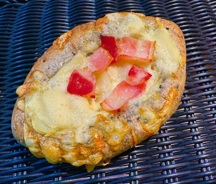 ほっくりポテトとベーコンの黒ごまパン