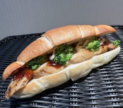 炭火照り焼きチキンの 塩パンサンド