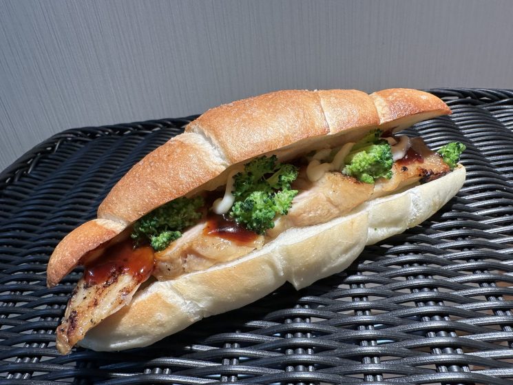 炭火照り焼きチキンの 塩パンサンド