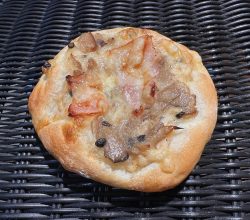トリュフ薫るきのことベーコンの フォカッチャ